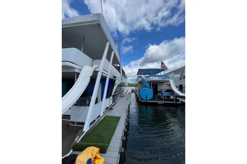 Slide: The Image of Houseboats with slides docked on a sunny day, Sumerset 19.5 x 95, 1995 model. - 4