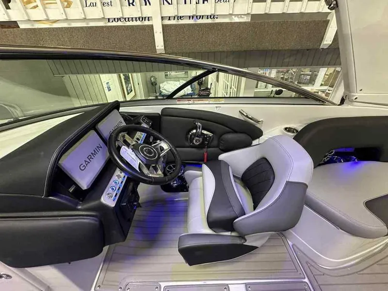 Slide: The Image of Crownline Boats 288 SS 2026 - 9