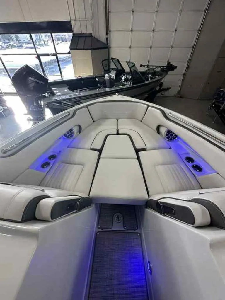 Slide: The Image of Crownline Boats 260 SS 2026 - 6