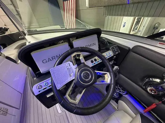 Slide: The Image of Crownline Boats 288 SS 2026 - 10