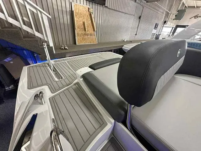 Slide: The Image of Crownline Boats 288 SS 2026 - 18