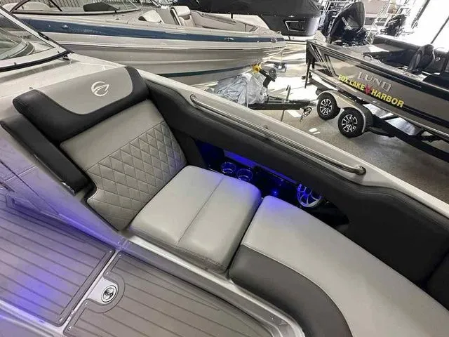 Slide: The Image of Crownline Boats 288 SS 2026 - 7
