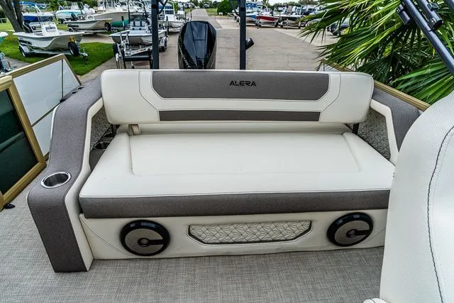 Slide: The Image of Alera M 25L 2026 - 12