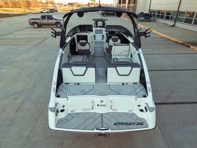 Slide: The Image of Yamaha 252XE 2025 - 24