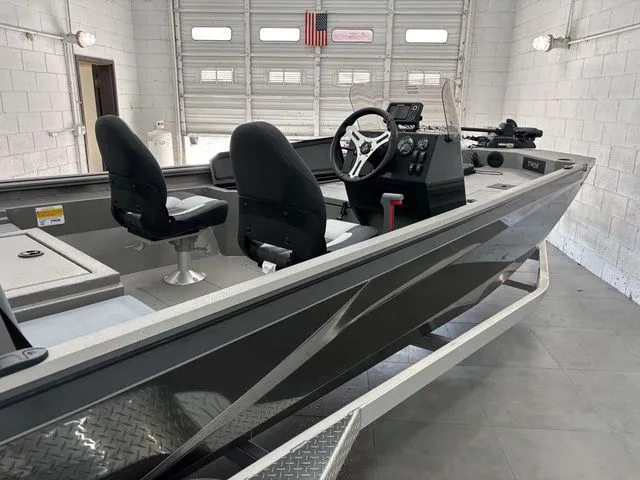 Slide: The Image of Yamaha SHO VMAX engine on Thor Boats 1900 Lake Hammer 2025. - 14