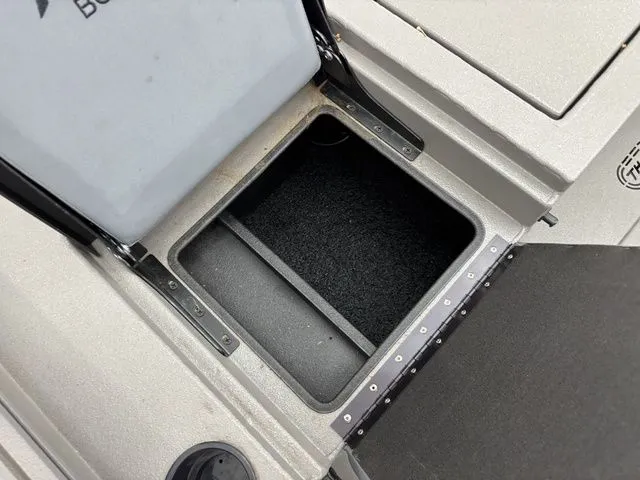 Slide: The Image of Interior of Thor Boats 1900 Lake Hammer Side Console Deluxe 2025. - 15