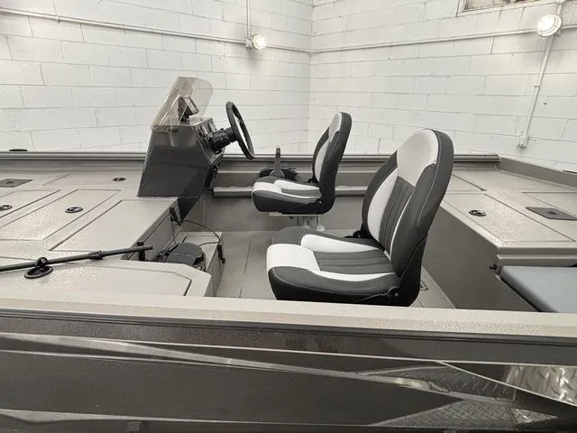 Slide: The Image of Thor Boats 1900 Lake Hammer 2025 in showroom - 5