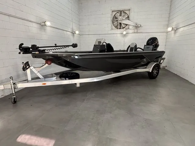 The Image of Thor LH1900 DLX Side Console w/ BayStar Steering - 2025 - 1