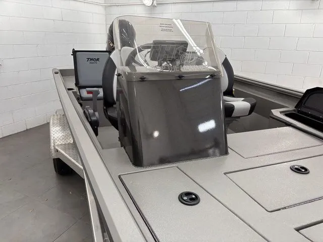 Slide: The Image of Thor LH1900 DLX Side Console w/ BayStar Steering - 2025 - 16