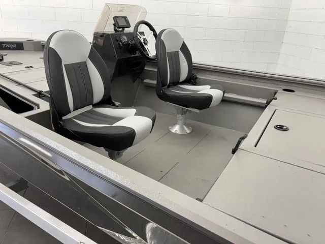 Slide: The Image of Thor LH1900 DLX Side Console w/ BayStar Steering - 2025 - 18