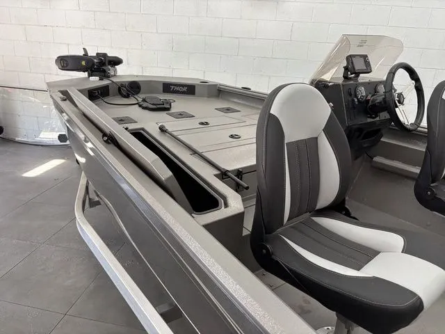 Slide: The Image of Thor LH1900 DLX Side Console w/ BayStar Steering - 2025 - 22