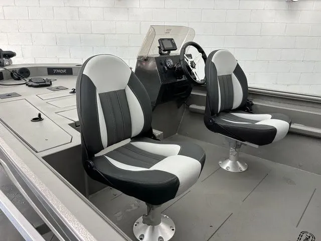 Slide: The Image of Thor LH1900 DLX Side Console w/ BayStar Steering - 2025 - 28