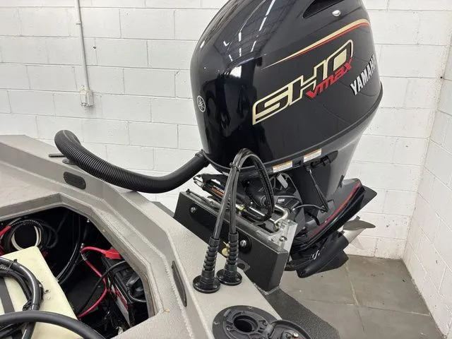 Slide: The Image of Thor LH1900 DLX Side Console w/ BayStar Steering - 2025 - 30