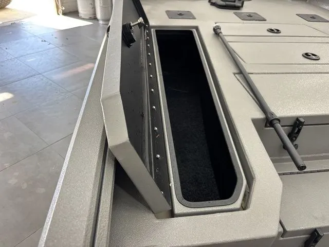 Slide: The Image of Thor LH1900 DLX Side Console w/ BayStar Steering - 2025 - 4