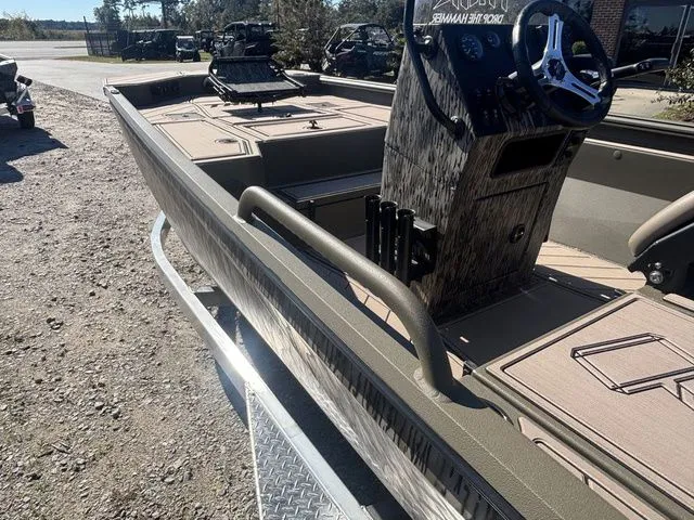 Slide: The Image of Thor 1900 Lake Hammer Center Console Elite 2026 - 10