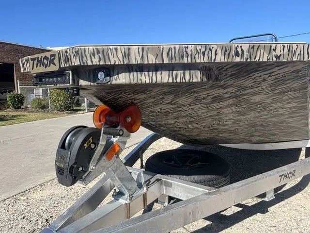 Slide: The Image of Thor 1900 Lake Hammer Center Console Elite 2026 - 14