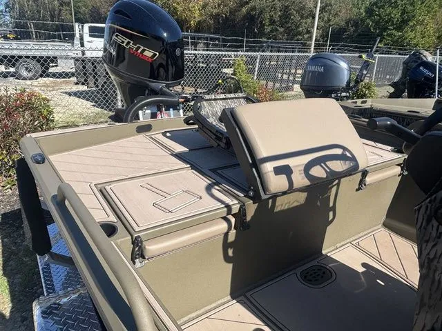 Slide: The Image of Thor 1900 Lake Hammer Center Console Elite 2026 - 18