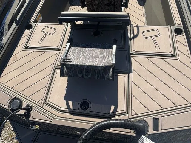 Slide: The Image of Thor 1900 Lake Hammer Center Console Elite 2026 - 19