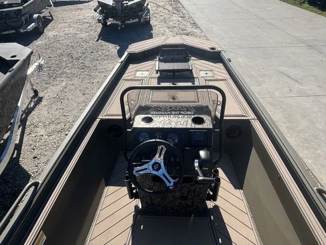 Slide: The Image of Thor 1900 Lake Hammer Center Console Elite 2026 - 21