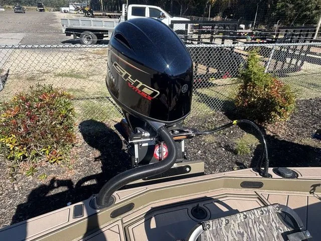 Slide: The Image of Thor 1900 Lake Hammer Center Console Elite 2026 - 28