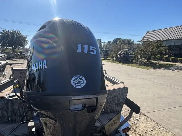 Slide: The Image of Thor 1900 Lake Hammer Center Console Elite 2026 - 30