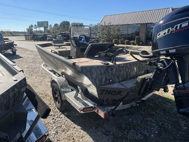 Slide: The Image of Thor 1900 Lake Hammer Center Console Elite 2026 - 7