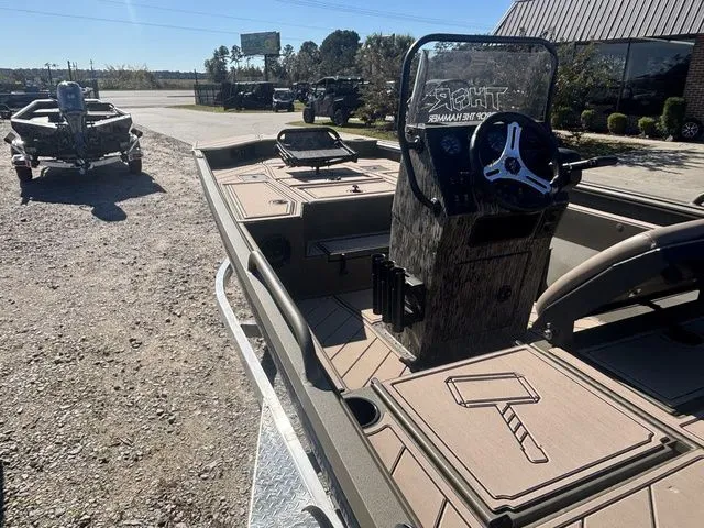 Slide: The Image of Thor 1900 Lake Hammer Center Console Elite 2026 - 9