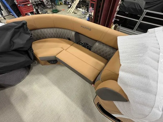 Slide: The Image of Harris Cruiser 210 2026 - 6