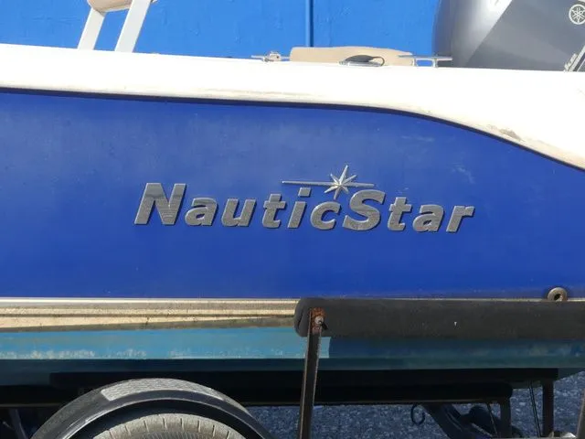 Slide: The Image of NauticStar 19 XS 2018 - 8