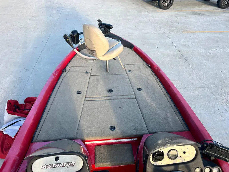 Slide: The Image of 2004 Stratos 201 Pro XL boat deck with seating and control panel. - 10