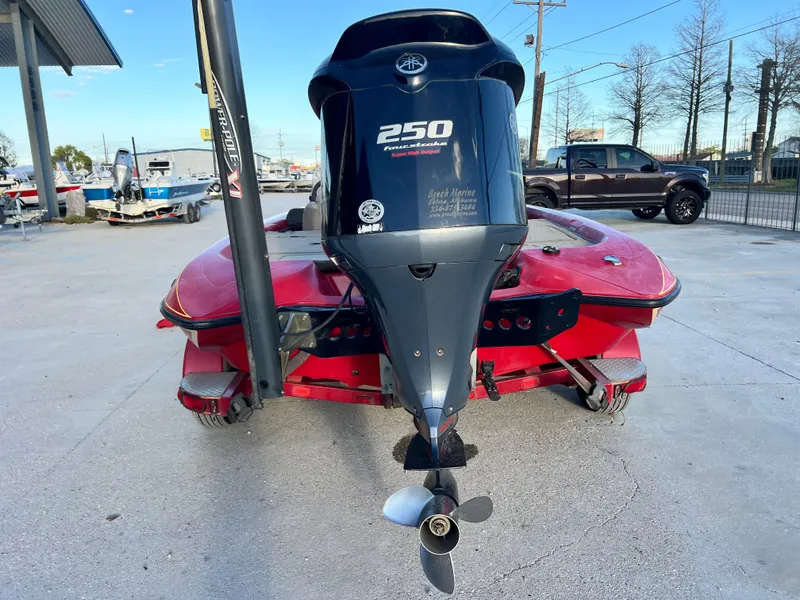 Slide: The Image of Rear view of a 2004 Stratos 201 Pro XL boat with a 250 horsepower engine. - 8