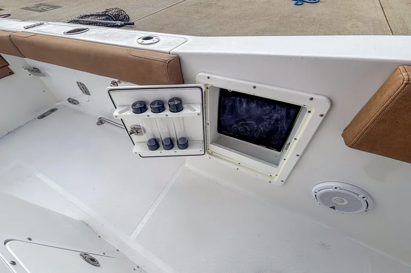 Slide: The Image of Sea Hunt 305 CC 2022 - 9