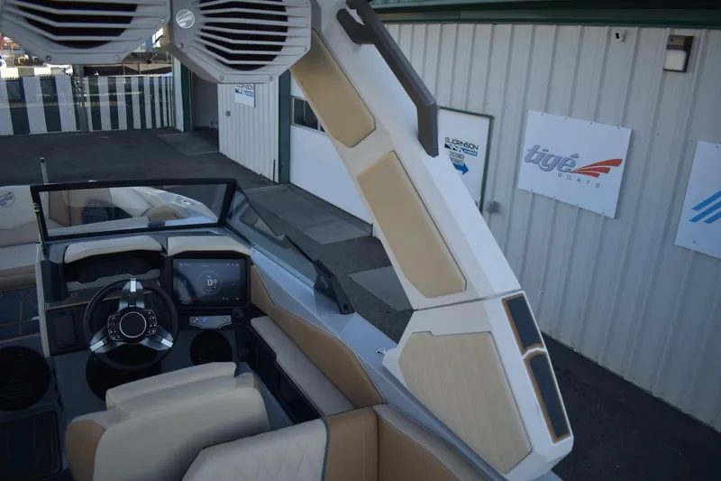 Slide: The Image of 2026 Tigé Z3 boat interior with modern dashboard and premium seating. - 78