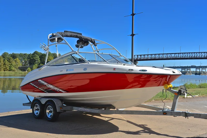 Slide: The Image of 2008 Yamaha Boats AR210 on trailer by a lake, under clear blue sky. - 17