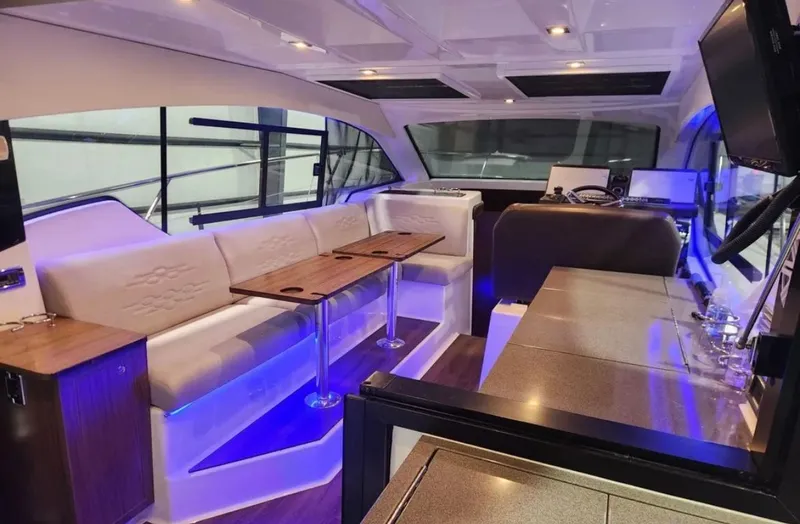 Slide: The Image of Four Winns 355 Vista Coupe 2022 - 10