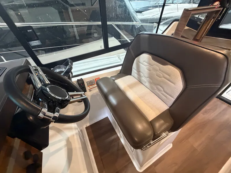 Slide: The Image of Four Winns 355 Vista Coupe 2022 - 12