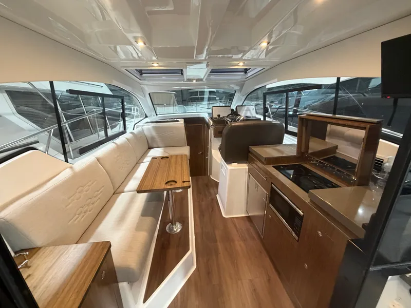 Slide: The Image of Four Winns 355 Vista Coupe 2022 - 15