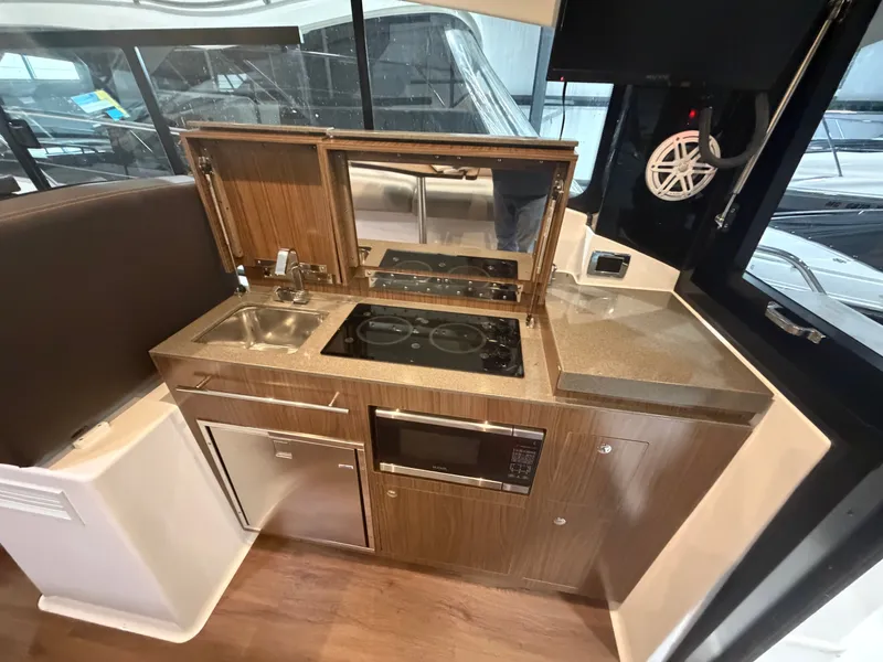 Slide: The Image of Four Winns 355 Vista Coupe 2022 - 17