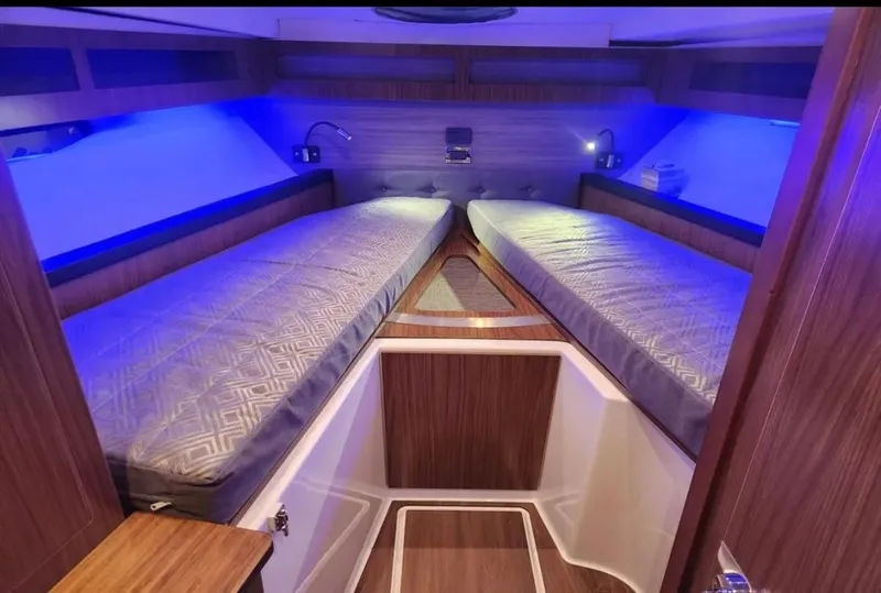 Slide: The Image of Four Winns 355 Vista Coupe 2022 - 18