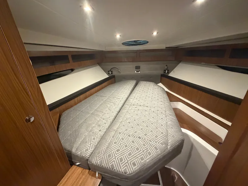 Slide: The Image of Four Winns 355 Vista Coupe 2022 - 20