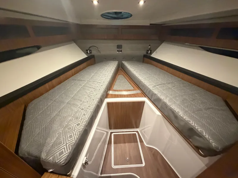 Slide: The Image of Four Winns 355 Vista Coupe 2022 - 25