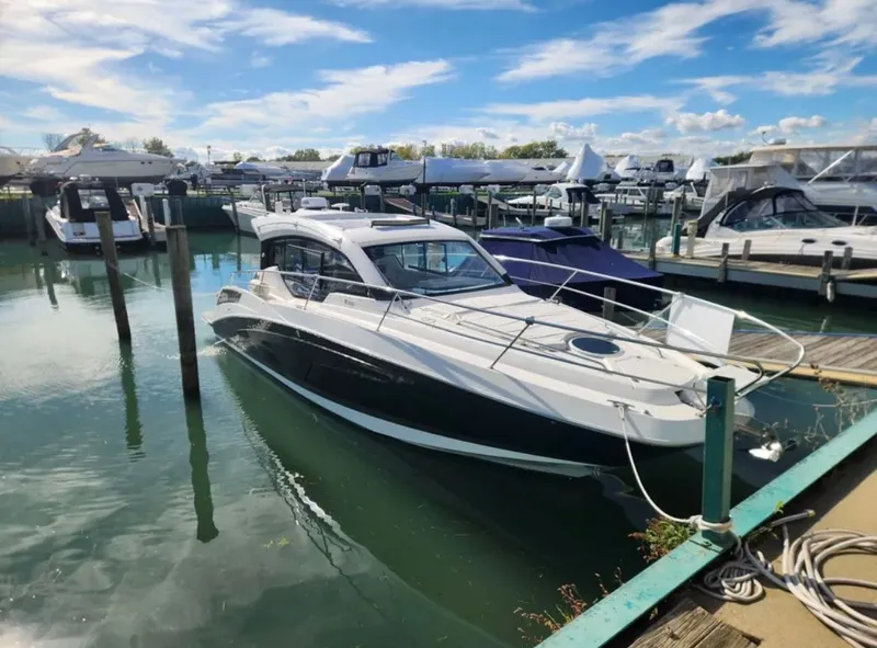 Slide: The Image of Four Winns 355 Vista Coupe 2022 - 4