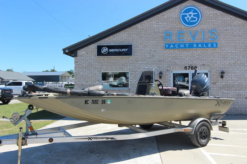Slide: The Image of 2006 Xpress HD18CC boat on trailer at Revis Yacht Sales dealership. - 21