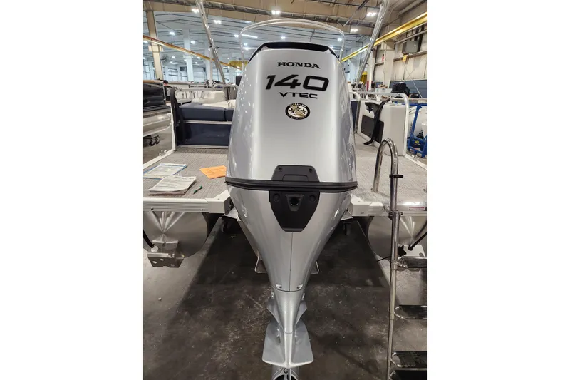 Slide: The Image of 2026 Avalon LSZ 2385 Entertainer with Honda 140 VTEC engine in a showroom. - 10