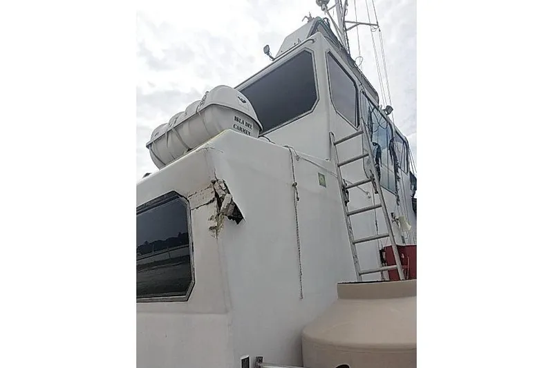 Slide: The Image of 2016 Mützelfeldtwerft Offshore Fast Crew Taxi Catamaran with visible damage and ladder. - 8
