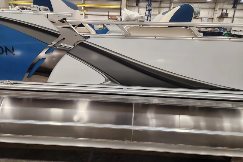 Slide: The Image of 2026 Avalon LSZ 2585 Entertainer Triple toon pontoon boat in a showroom. - 10