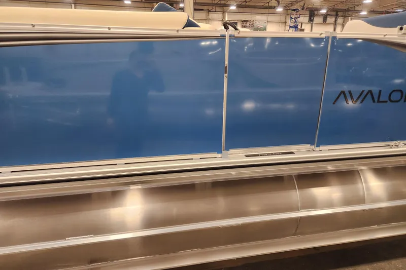 Slide: The Image of 2026 Avalon LSZ 2585 Entertainer Triple toon pontoon boat in showroom. - 12