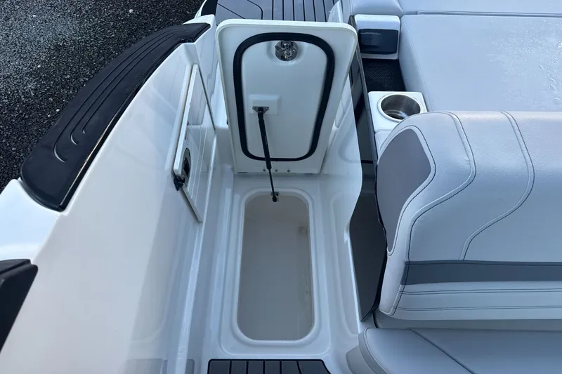 Slide: The Image of Sea Ray SLX 260 Outboard 2024 - 10