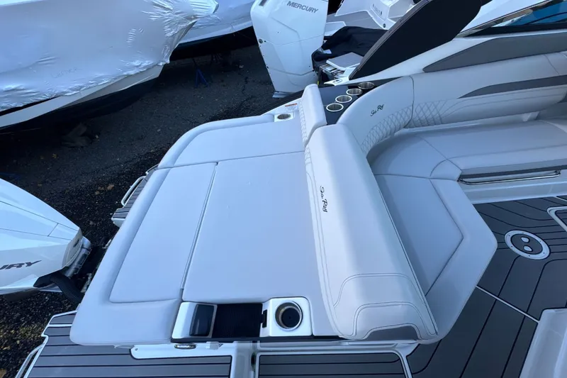 Slide: The Image of Sea Ray SLX 260 Outboard 2024 - 11