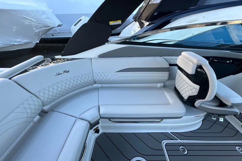 Slide: The Image of Sea Ray SLX 260 Outboard 2024 - 13